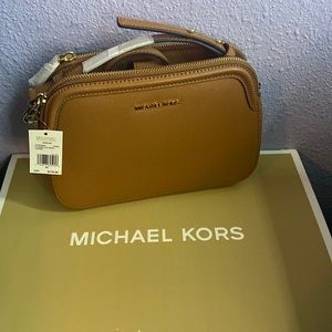 Houston Large Crossgrain
Leather Crossbody Bag